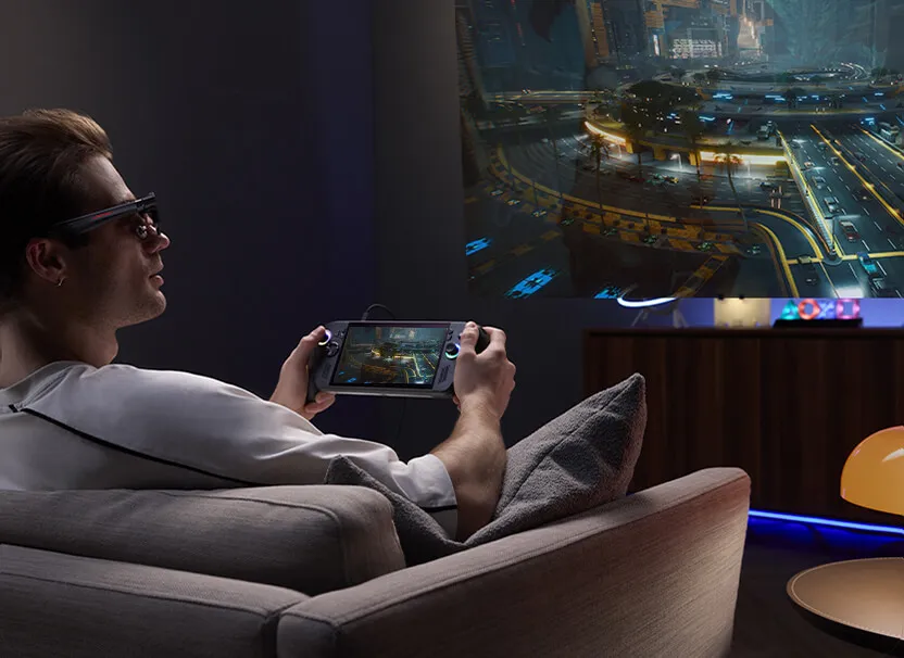 Gambar resmi ASUS tentang penggunaan kacamata ROG XREAL R1 bersama handheld