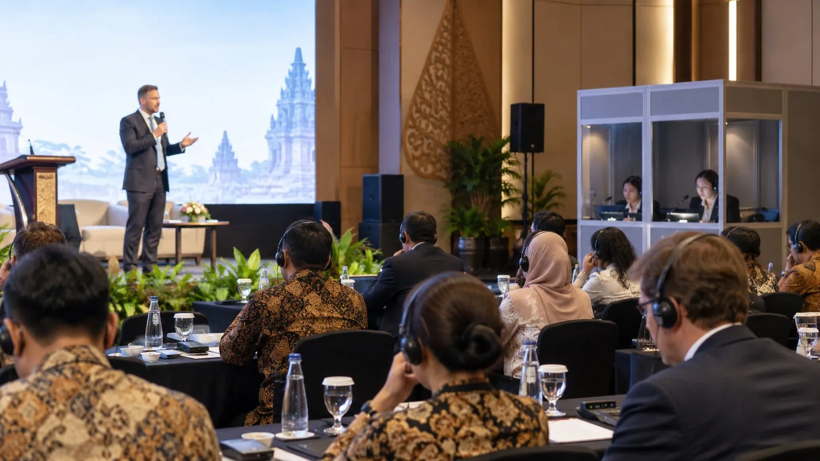 Konferensi internasional di Yogyakarta dengan peserta memakai headset interpreter dan booth penerjemah simultan
