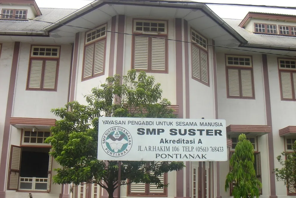 Dokumentasi bangunan dan papan nama SMP Suster Pontianak
