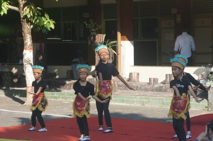 Penampilan tari siswa dalam kegiatan MPLS SD Katolik Sang Timur Semarang