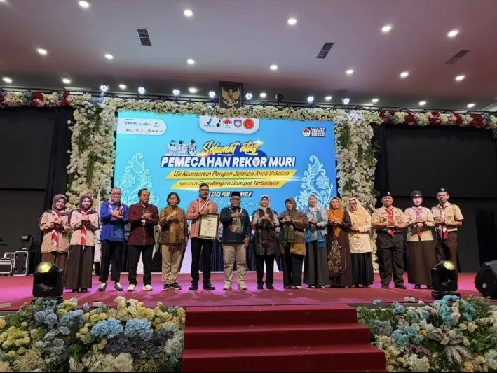 Dokumentasi peserta dan penerima penghargaan di panggung.