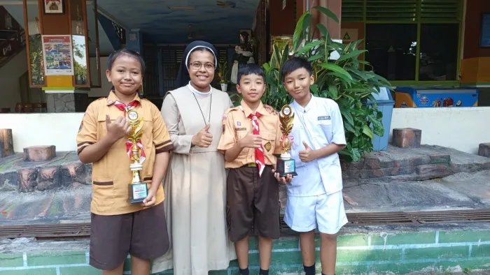 Dokumentasi siswa berprestasi seni bersama pendamping di SD Katolik Sang Timur Semarang