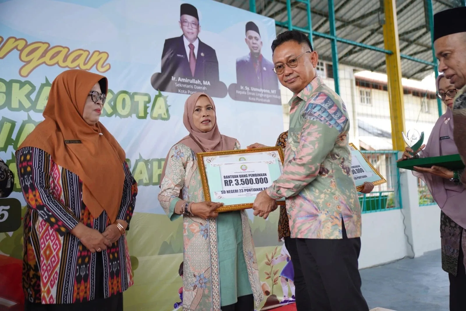 Acara penghargaan Adiwiyata Kota Pontianak 2025 di halaman SMP Suster